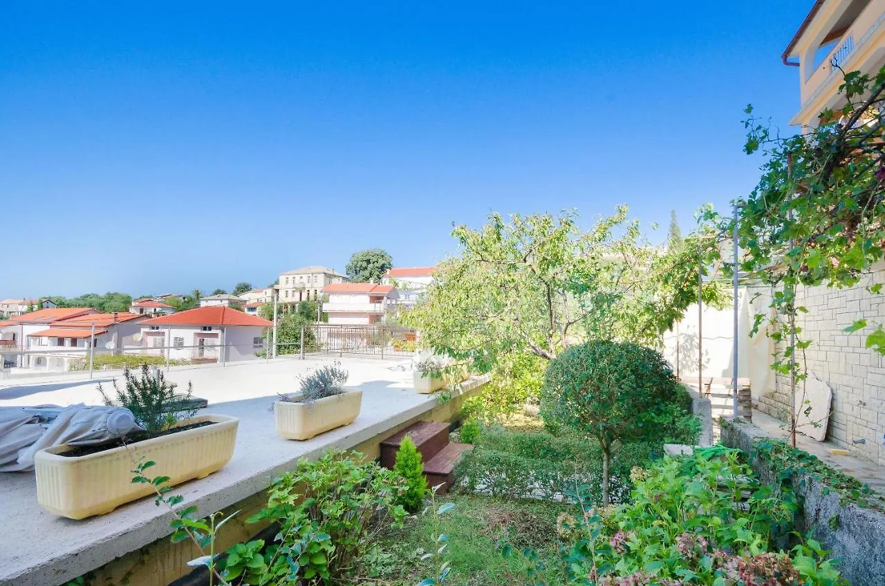 Apartments Mirjana B Lopar