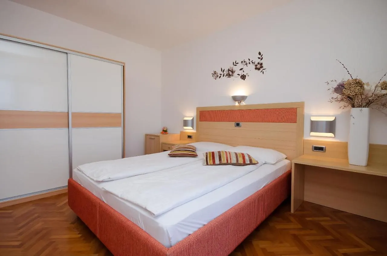 Apartments Mirjana B Lopar
