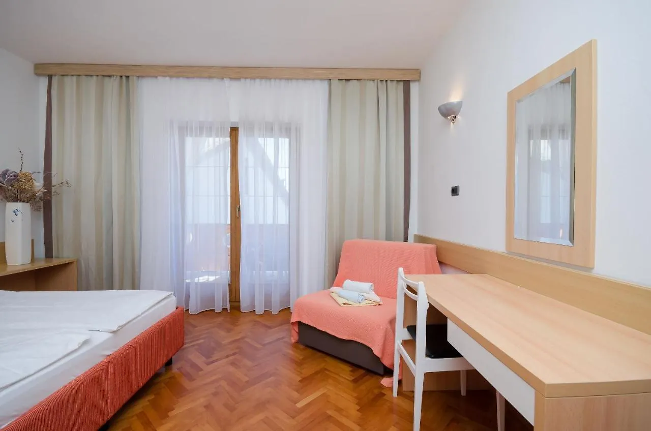 Apartments Mirjana B Lopar