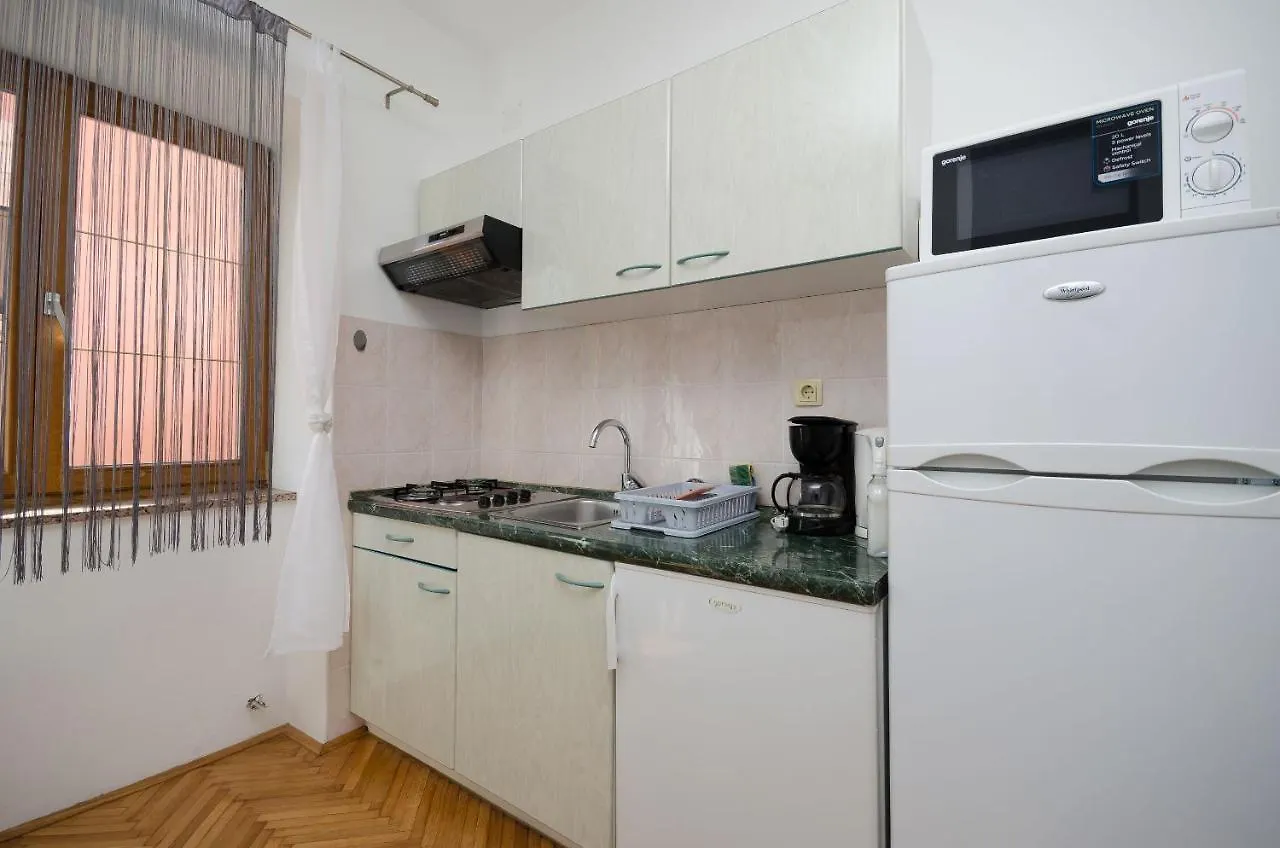 Apartments Mirjana B Lopar