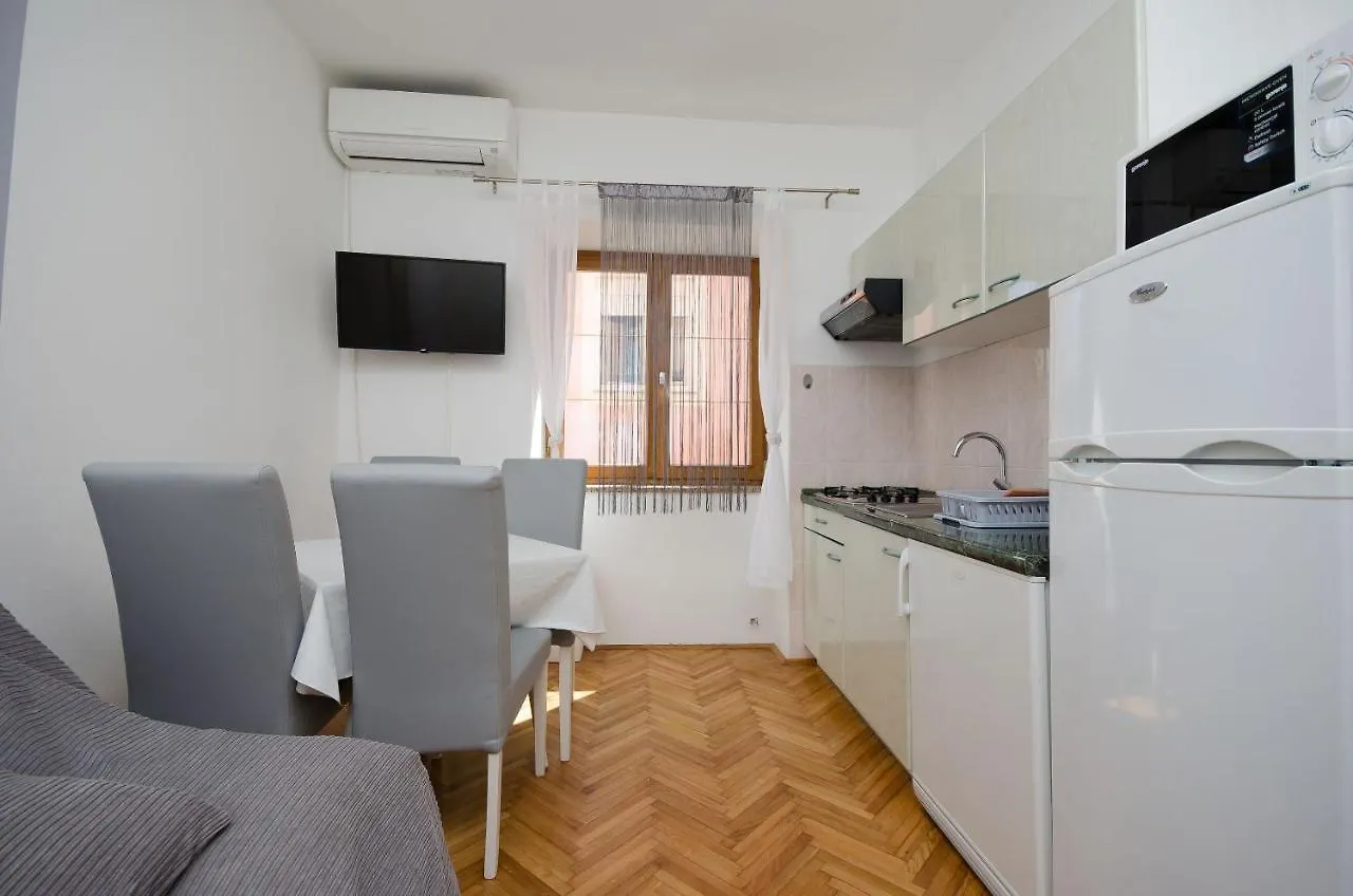 Apartments Mirjana B Lopar